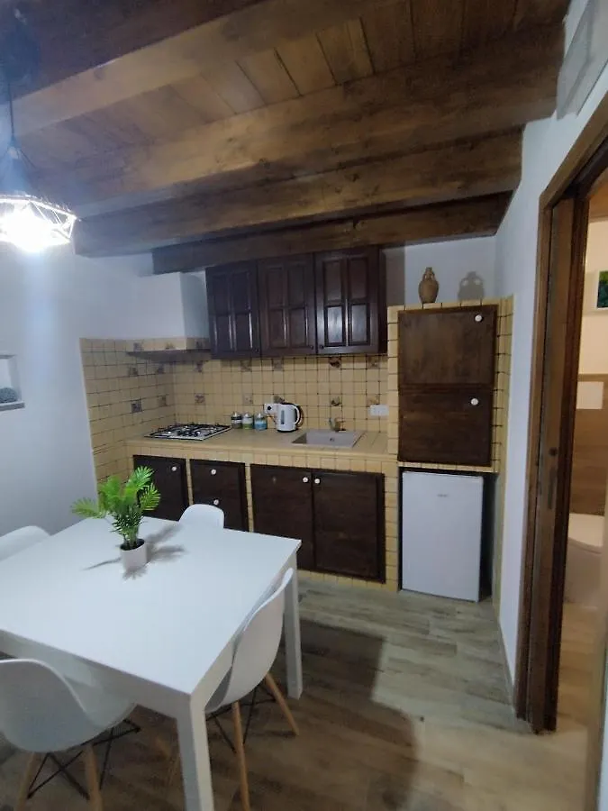 Ecce Homo Apartment Carini 0*,